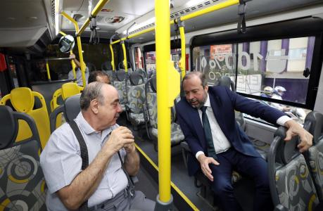 Fuad Noman e Alexandre Silveira conversam no interior de ônibus em BH