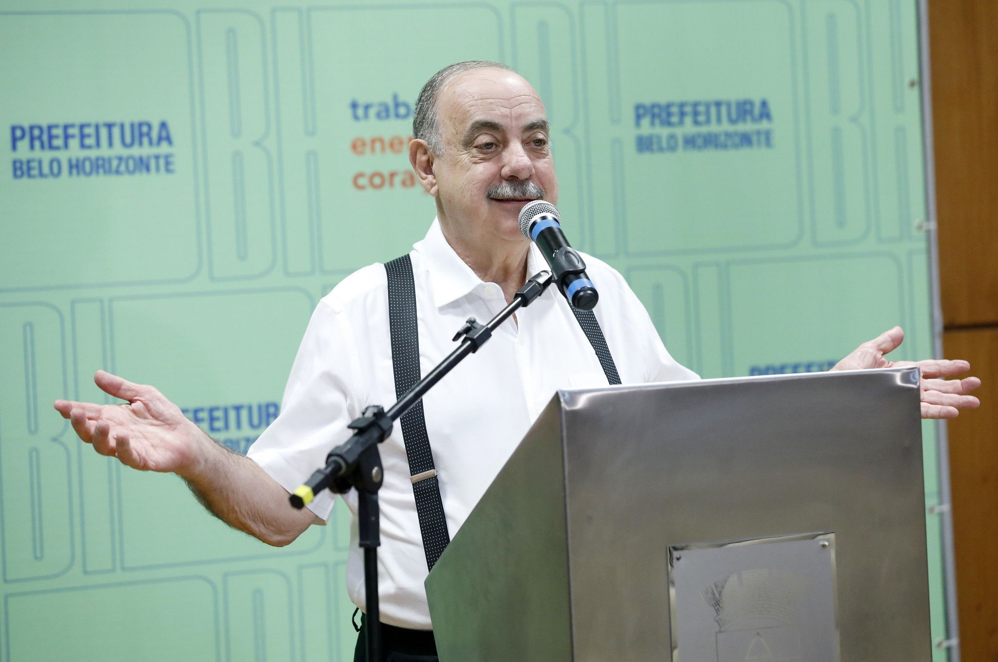 Fuad Noman segue internado em BH, mas está 'acordado e comunicativo'