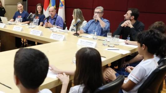 Fuad Noman recebeu alunos do Colégio Santa Marcelina, na Prefeitura de BH