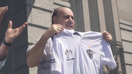 Fuad Noman recebeu uma camisa da Galoucura, principal organizada do Atlético