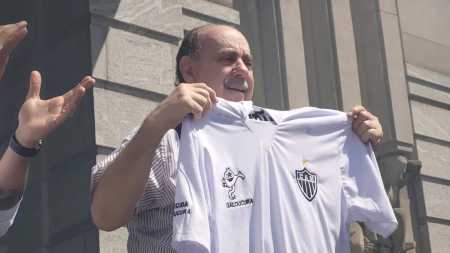 Fuad Noman recebeu uma camisa da Galoucura, principal organizada do Atlético