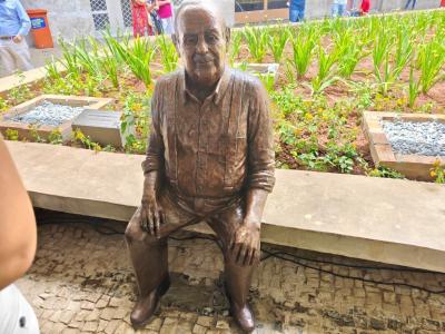 Estátua de Fuad Noman foi instalada na praça que leva seu nome, na Afonso Pena