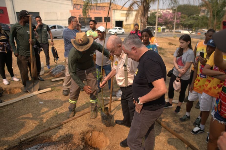 Fuad Noman participa de plantio no bairro São Cristóvão e quer BH com 1 milhão de árvores até 2030