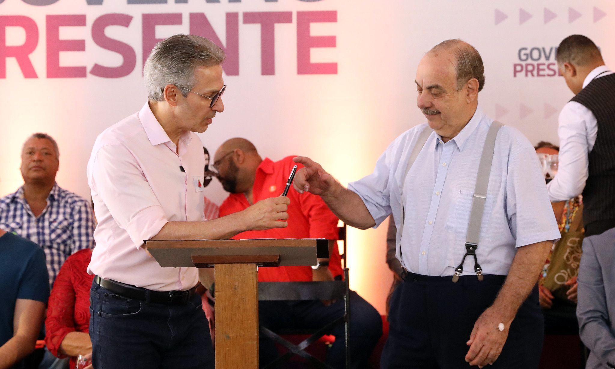 Zema vai ao velório de Fuad e se emociona durante missa em homenagem ao prefeito