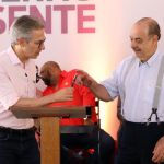 Zema vai ao velório de Fuad e se emociona durante missa em homenagem ao prefeito