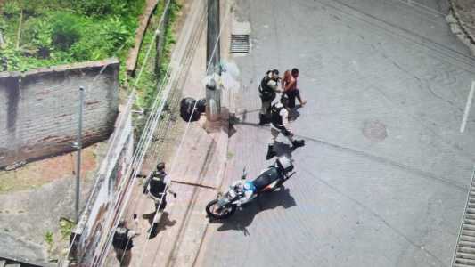 Policiais acionaram equipes de reforço para realizarem a prisão do homem