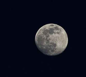 Lua cheia no céu escuro