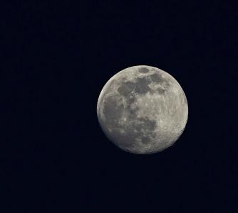 Lua cheia no céu escuro