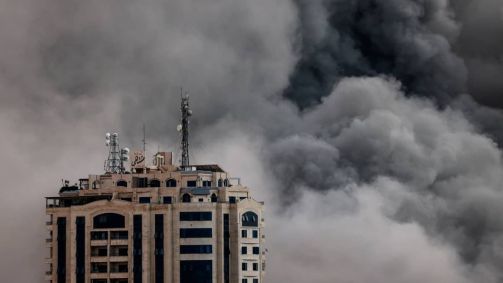 Fumaça de bombardeio israelense na Faixa de Gaza nesta segunda-feira (9)