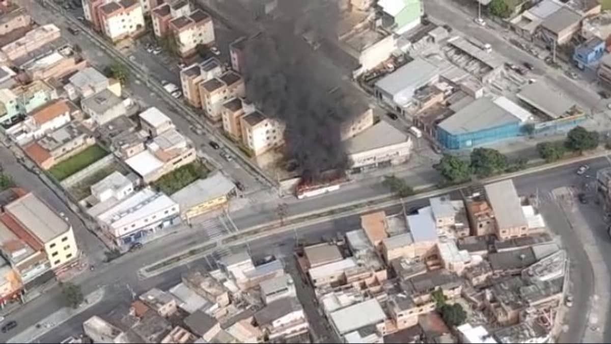 Vídeo: ônibus pega fogo em Contagem e mobiliza bombeiros  