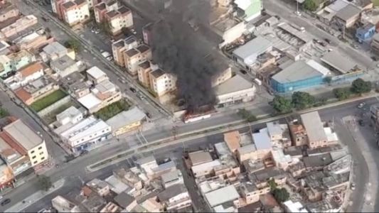 Fumaça preta é vista do alto