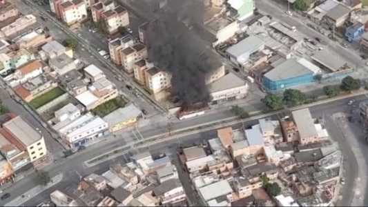 Fumaça preta é vista do alto
