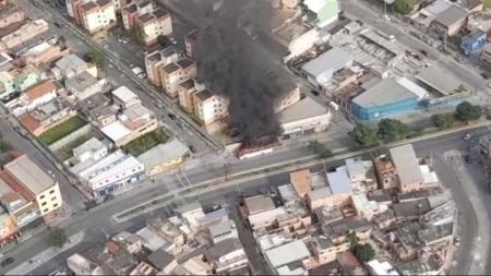 Fumaça preta é vista do alto