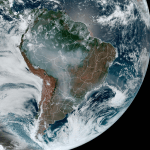 Imagem de satélite revela corredor de fumaça de queimadas que desloca do Norte para o Sul do Brasil; confira