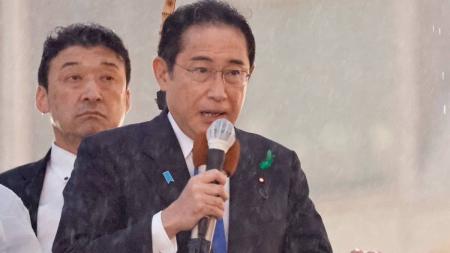 Fumio Kishida (com o microfone) precisou deixar atividade às pressas