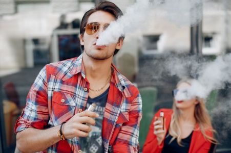 Estudo mostra que partículas da fumaça do tabaco no ambiente podem causar problemas de saúde e até câncer em não fumantes.