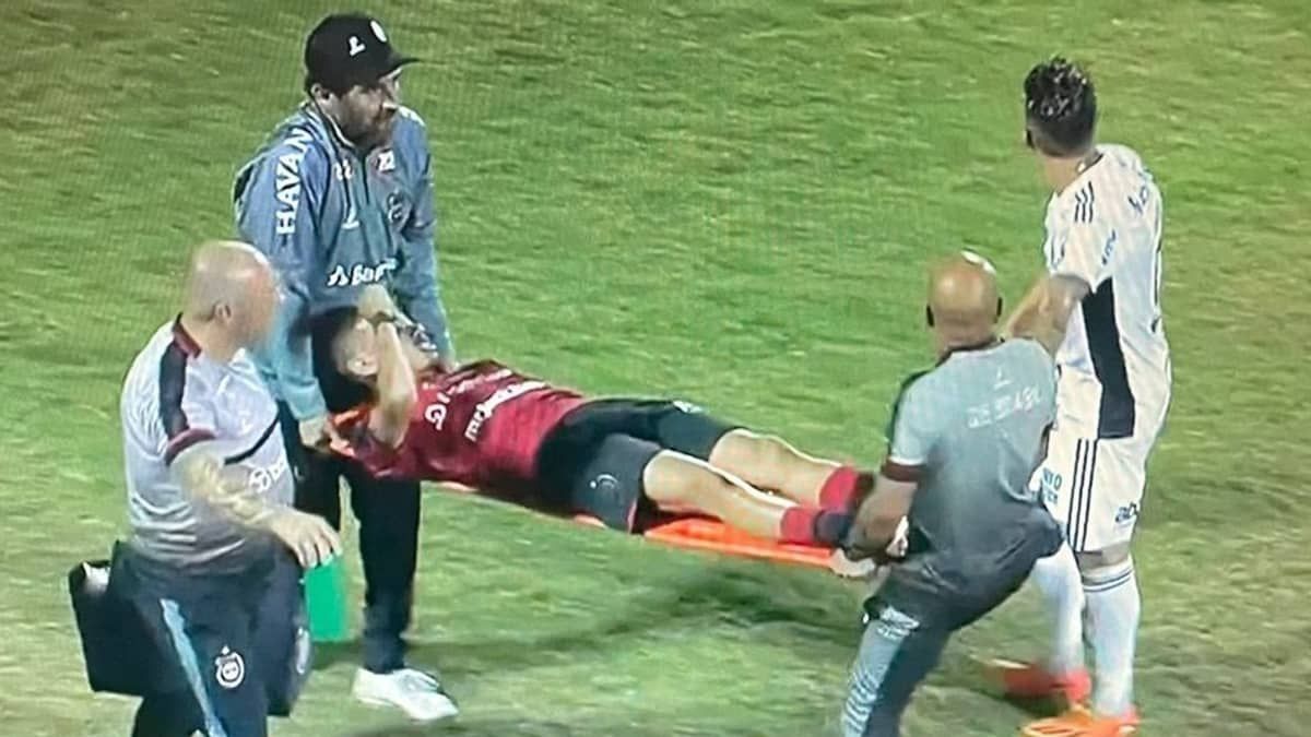 Maqueiro agride jogador do Atlético e acaba expulso em Pelotas