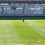 Funcionário do Mineirão 'varre' gramado antes de América x Athletico-PR; vídeo