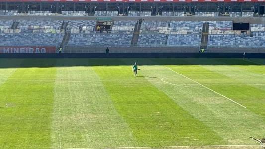 Funcionário do Mineirão "varre" gramado horas antes de América x Athletico-PR