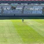 Funcionário do Mineirão 'varre' gramado antes de América x Athletico-PR; vídeo