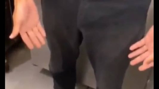 Funcionário filmou a cena e disse em vídeo que já levou advertência por sair do quiosque