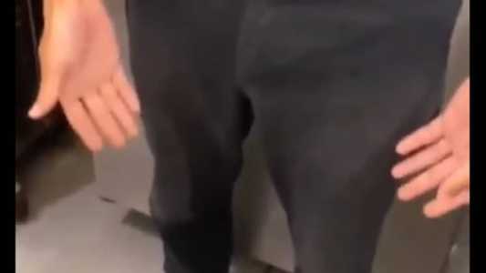 Funcionário filmou a cena e disse em vídeo que já levou advertência por sair do quiosque