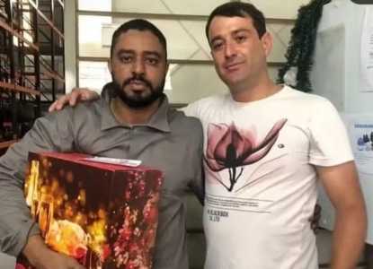 Funcionário Eliandro (do lado esquedo) e o empresário Kerli (do lado direito) em foto publicada das redes sociais da empresa em 2022.