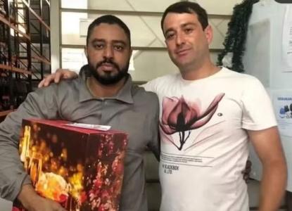 Funcionário Eliandro (do lado esquedo) e o empresário Kerli (do lado direito) em foto publicada das redes sociais da empresa em 2022.