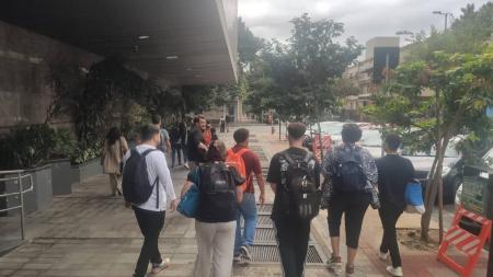 Funcionários deixam a sede da empresa nesta manhã, no bairro Funcionários