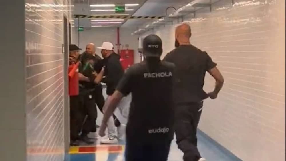 Jornalista é agredido e ameaçado por funcionários do Corinthians na Arena do Grêmio; assista