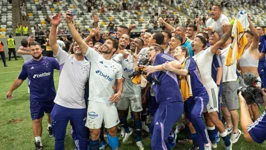 Funcionários do Cruzeiro comemoram vitória sobre o Atlético, na Arena MRV