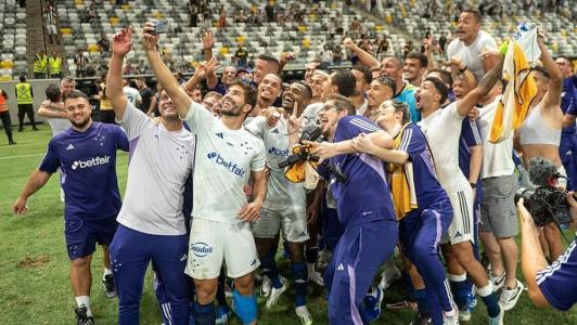 Funcionários do Cruzeiro comemoram vitória sobre o Atlético, na Arena MRV