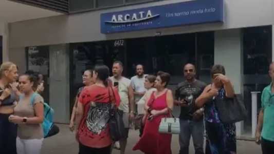 Funcionários e pacientes na porta da Arcata, na Savassi