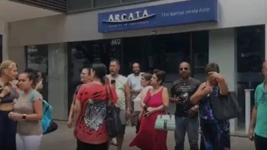 Funcionários e pacientes na porta da Arcata, na Savassi