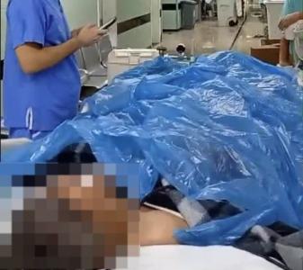 Funcionários precisaram improvisar para manter um dos pacientes seco