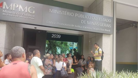 Funcionários protestam na frente do MPMG