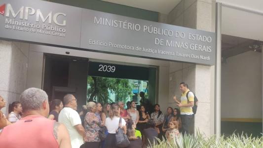 Funcionários protestam na frente do MPMG