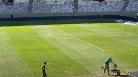 Funcionários tiraram tufos do gramado do Mineirão duas horas antes do início da partida do América no último domingo (11)