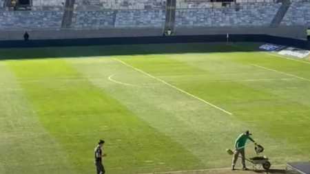 Funcionários tiraram tufos do gramado do Mineirão duas horas antes do início da partida do América no último domingo (11)