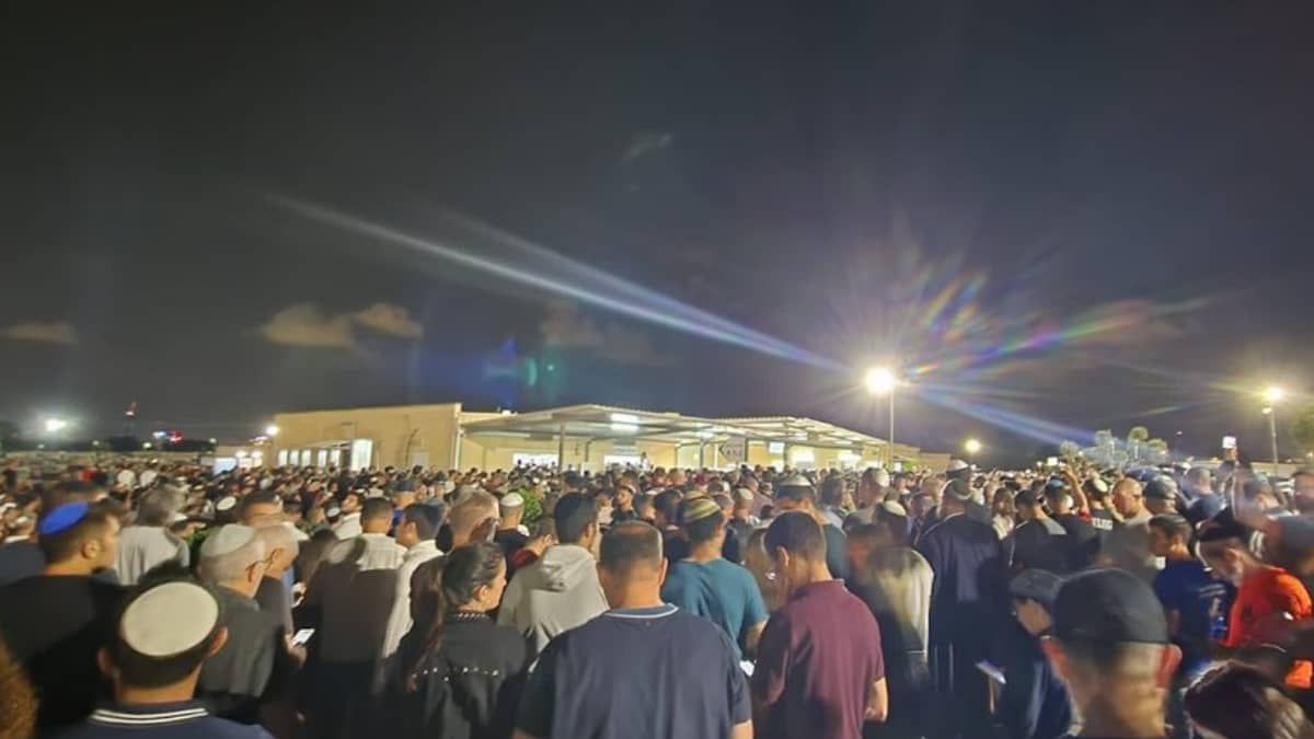 Funeral de brasileira morta em ataque do Hamas gera comoção em Israel