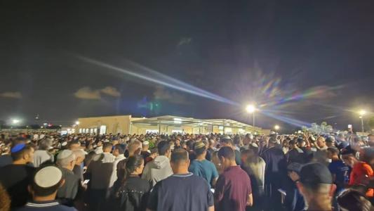 Funeral de brasileira morta em ataque do Hamas gera comoção em Israel