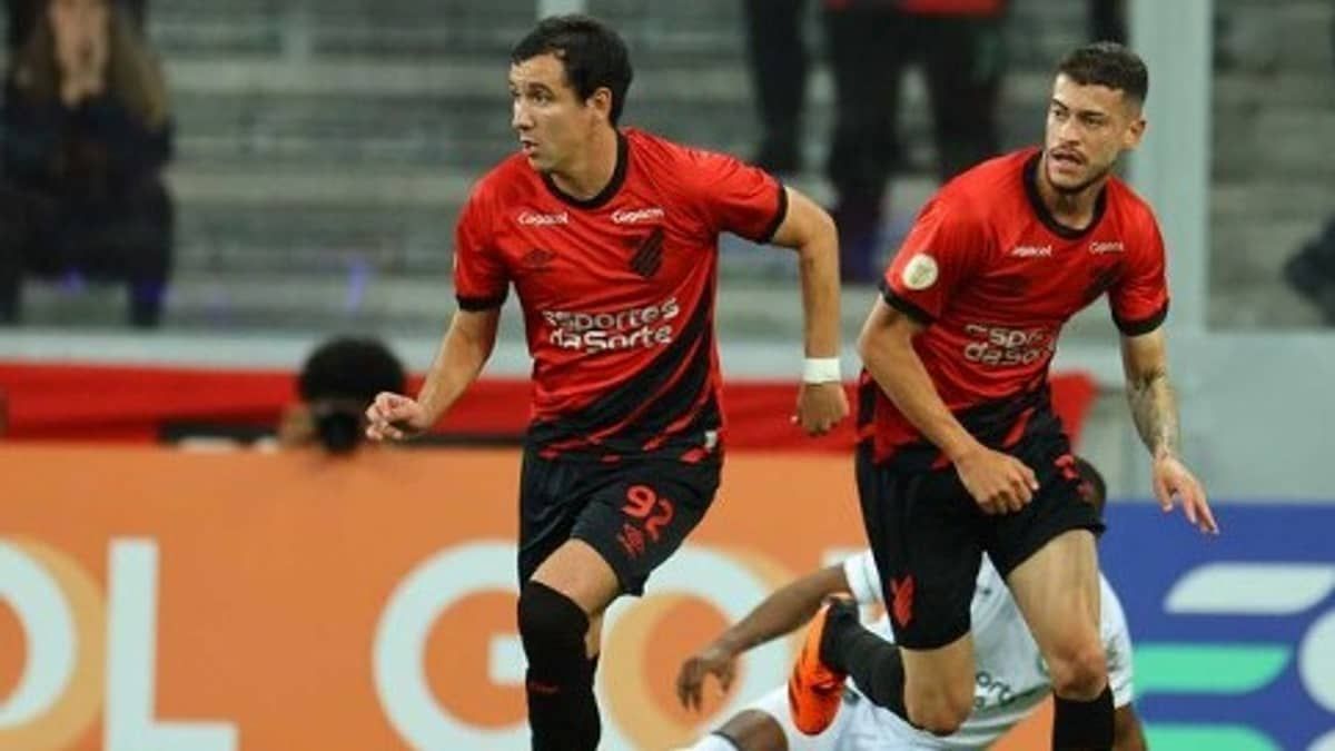 Athletico-PR bate Goiás na estreia do Brasileiro