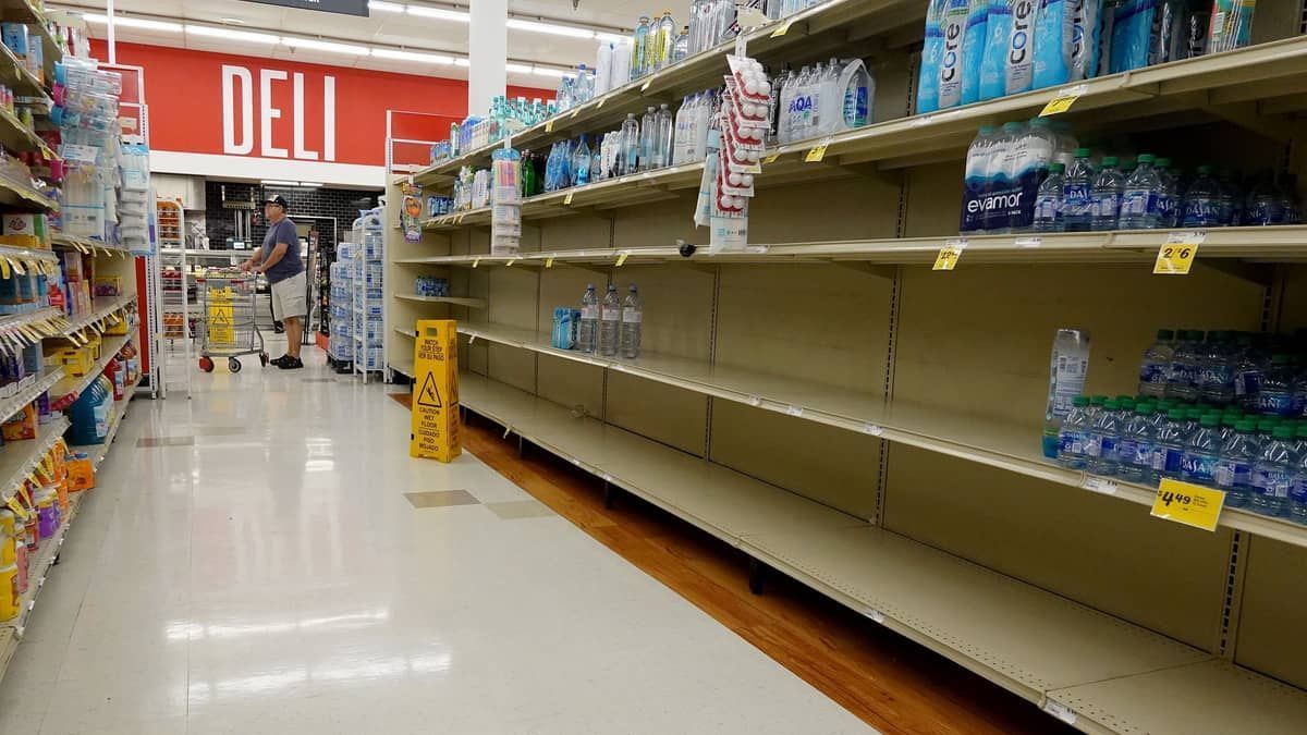 Furacão Idalia: na Flórida, moradores estocam alimentos