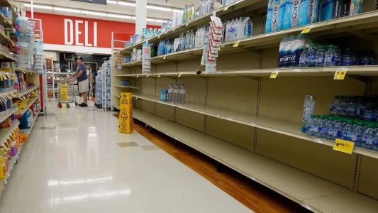 Prateleiras em mercados de Gainesville, no norte da Flórida, já estão vazias; estado pode registrar níveis históricos de chuvas e inundações