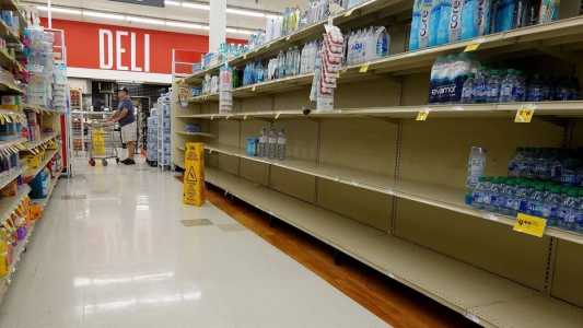 Prateleiras em mercados de Gainesville, no norte da Flórida, já estão vazias; estado pode registrar níveis históricos de chuvas e inundações