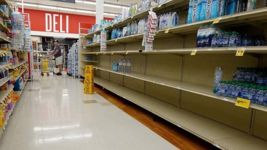 Prateleiras em mercados de Gainesville, no norte da Flórida, já estão vazias; estado pode registrar níveis históricos de chuvas e inundações