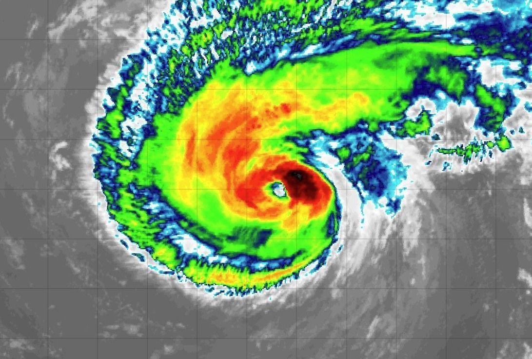 Tempestade tropical Ernesto se torna furacão e gera ondas gigantes na Costa Leste americana