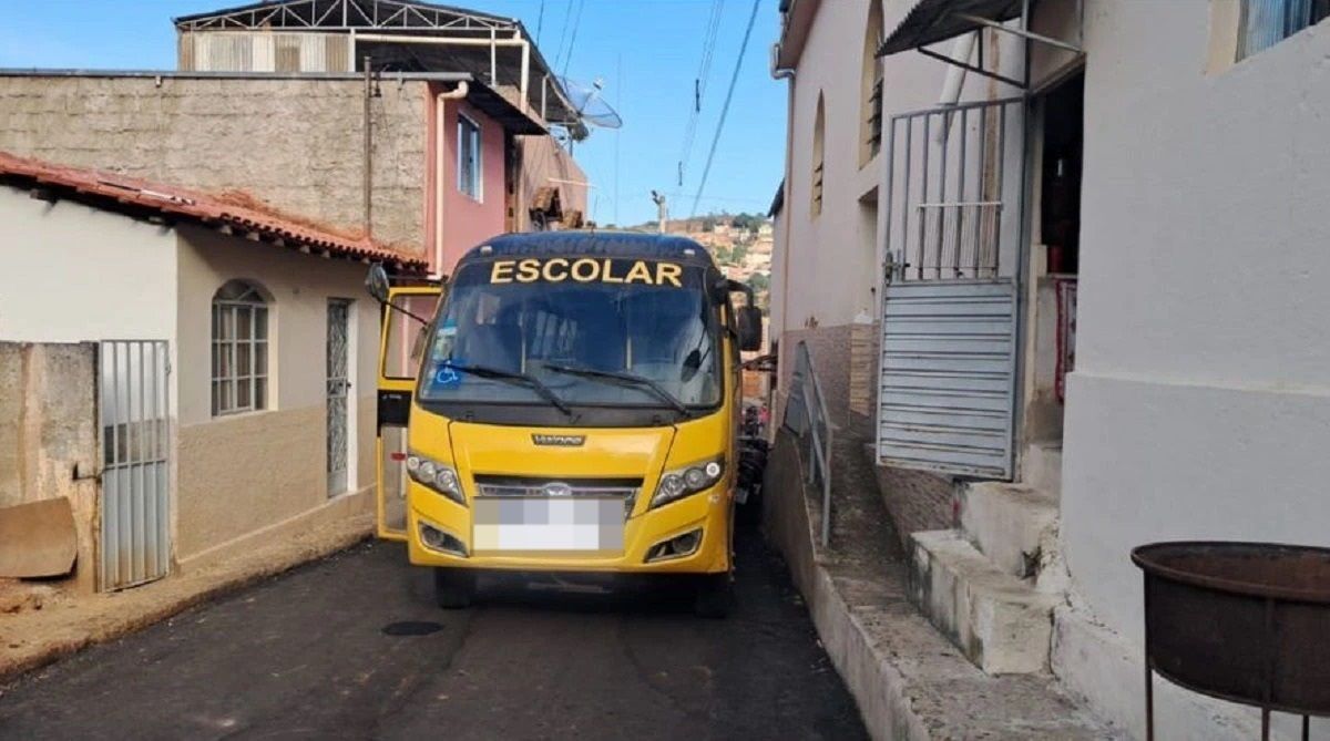 MG: bêbado acha escolar aberto, furta veículo, viaja 40 km e bate em motocicleta