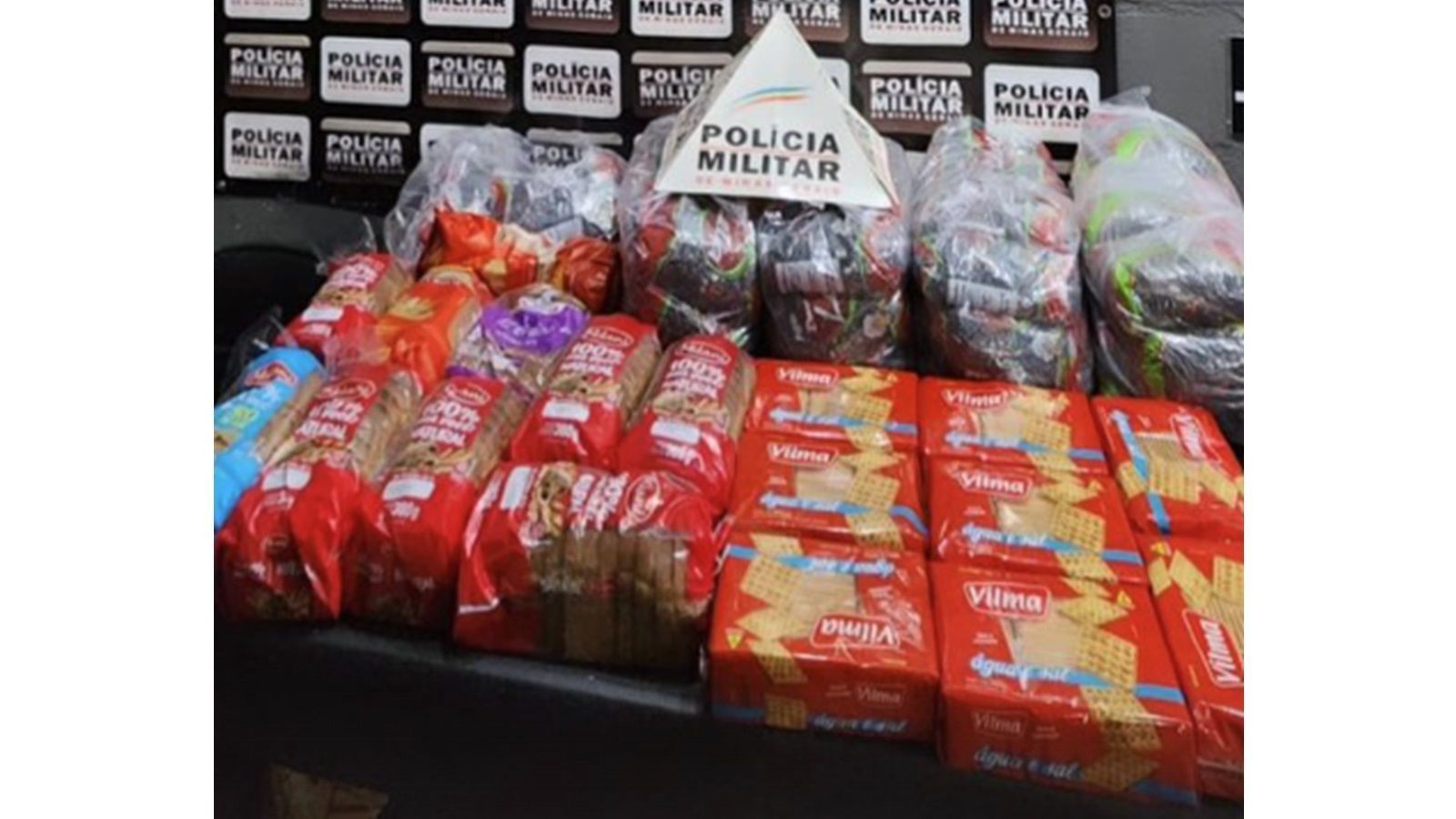 Homem é preso após encher carrinho de compras e sair correndo de supermercado em MG