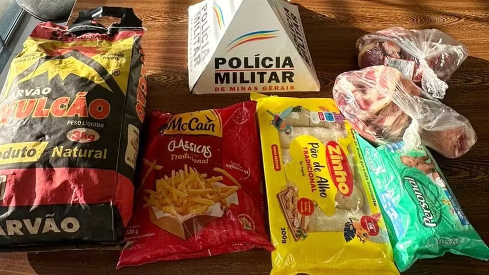 Homem é preso por furtar carne, carvão, pão de alho e batata para churrasco em MG